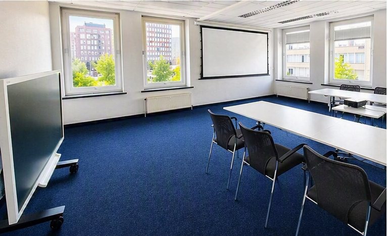 München mit Smart-Board und Tischreihen